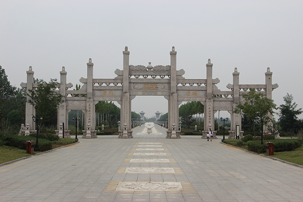 艾山风景区正门.jpg
