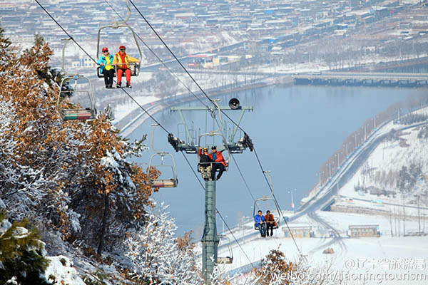 阳弓长岭温泉滑雪场缆车.jpg