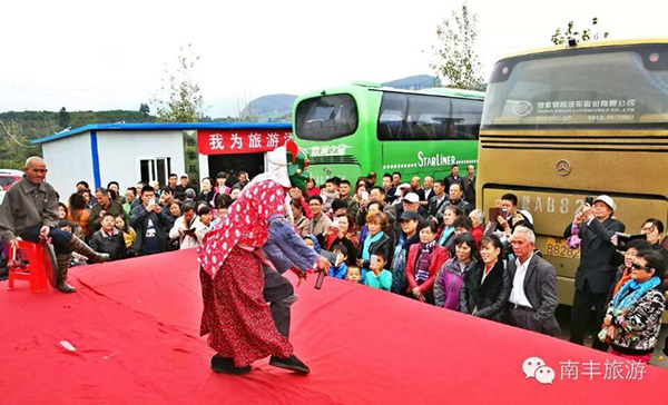 石邮傩舞与桔园游相得益彰.jpg