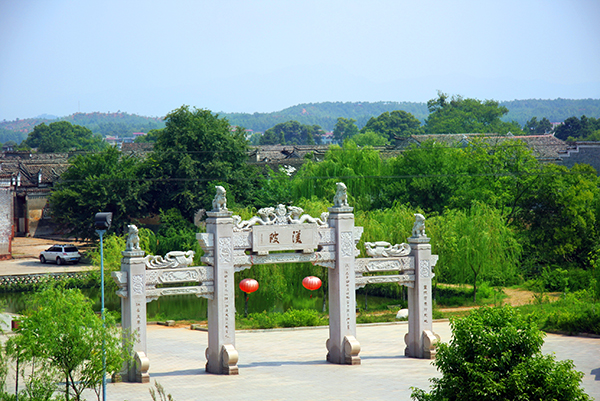 中国乡村旅游模范村渼陂俯瞰古村牌坊.jpg