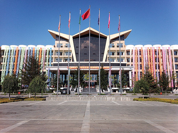 宾馆主楼正门.jpg