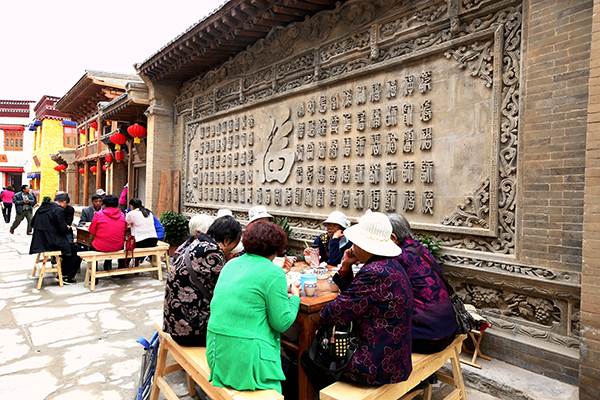 图片4：游客自由品尝平安驿河湟美食.jpg