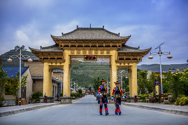 图2小庄土族民俗大门村.jpg
