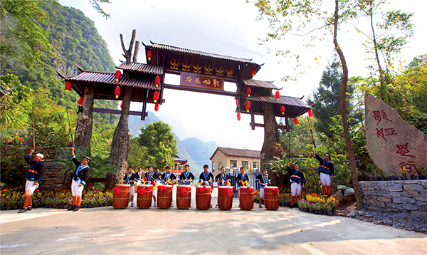 图片1： 广西南丹县歌娅思谷国家AAAA级景区大门迎宾.jpg