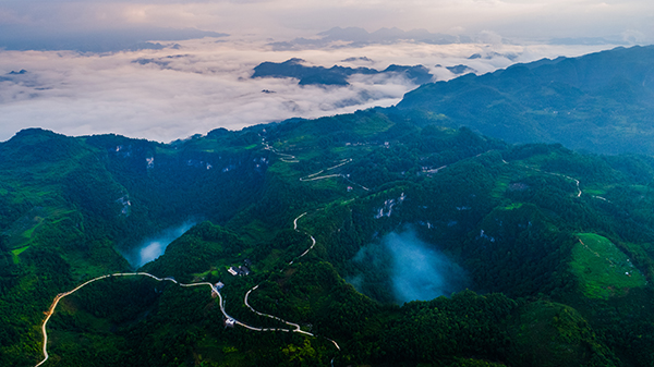 乌龙山大峡谷天坑鼓.jpg