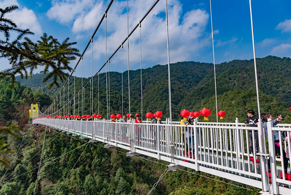 皇龙峡5D高空玻璃桥.jpg