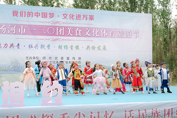 1美食节文艺演出.jpg