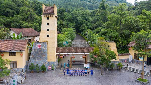 1.棉花天坑景区大门.jpg
