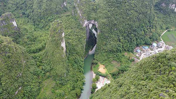 3.罗城县天门山景区俯瞰图.jpg