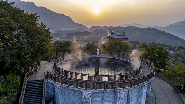 图片1：西部大峡谷82°地心活水温泉图.jpg