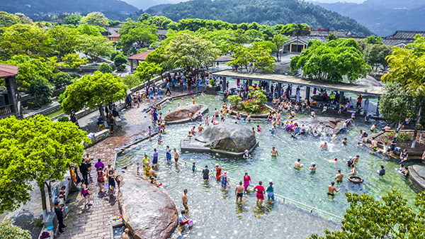 图片3：游客在大峡谷泡温泉.jpg
