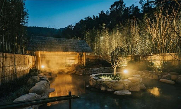 户外泡池夜景.jpg