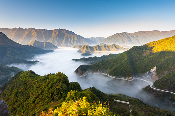 界梁秦巴云路，可观赏彩叶、云海、雪景，此为云海图。.jpg