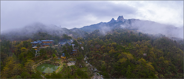 航拍万山民宿群1.jpg