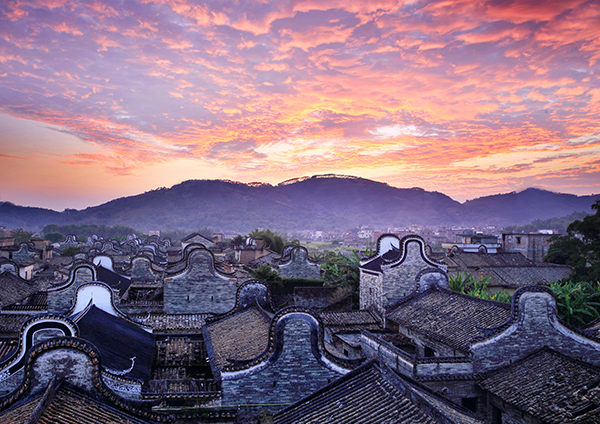 图片2：上岳古村红霞映衬锅耳楼.jpg