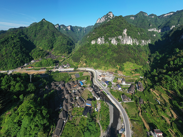 图片10吉首市矮寨镇坪年村-群山环绕.JPG