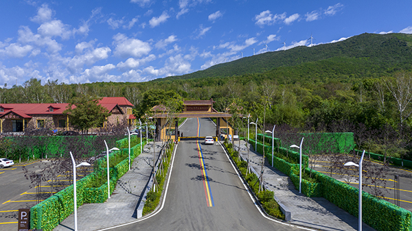 1.大顶子山景区大门.jpg