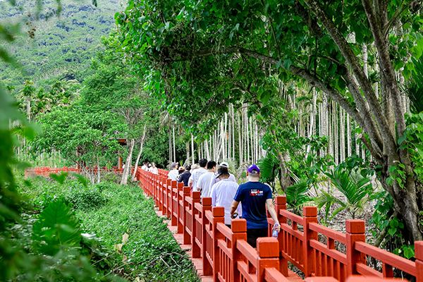环湖徒步栈道1.JPG
