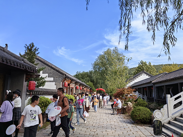 游客参观照.jpg