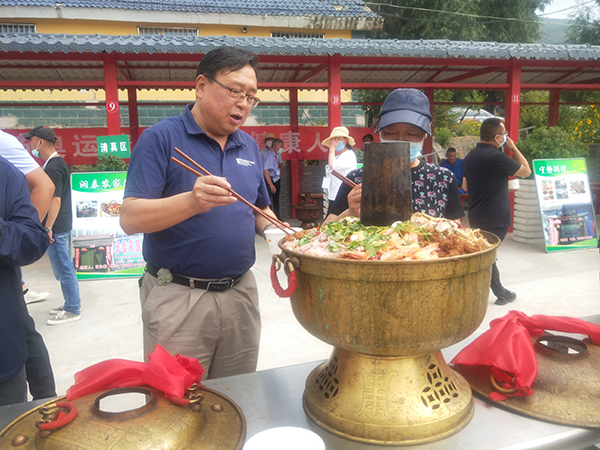 10.土火锅品尝.jpg