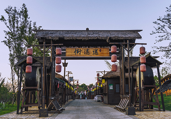 云屯公园逍遥街（黔西南州名小吃街）.jpg