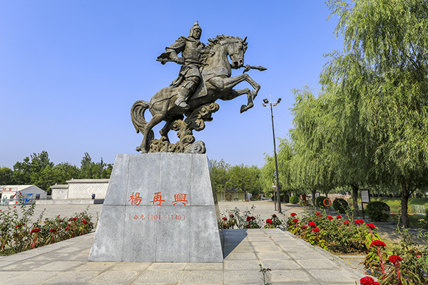 杨再兴塑像.JPG